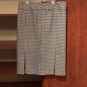 Black and white fully lined‎ skirt
